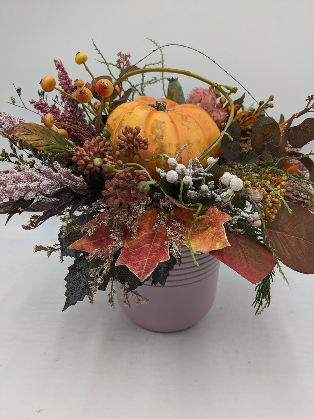 Herbstgesteck Kürbis Beeren Heide orange rosa