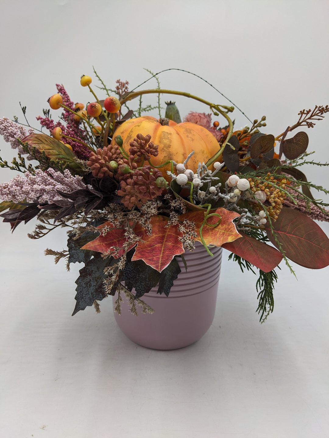 Herbstgesteck Kürbis Beeren Heide orange rosa