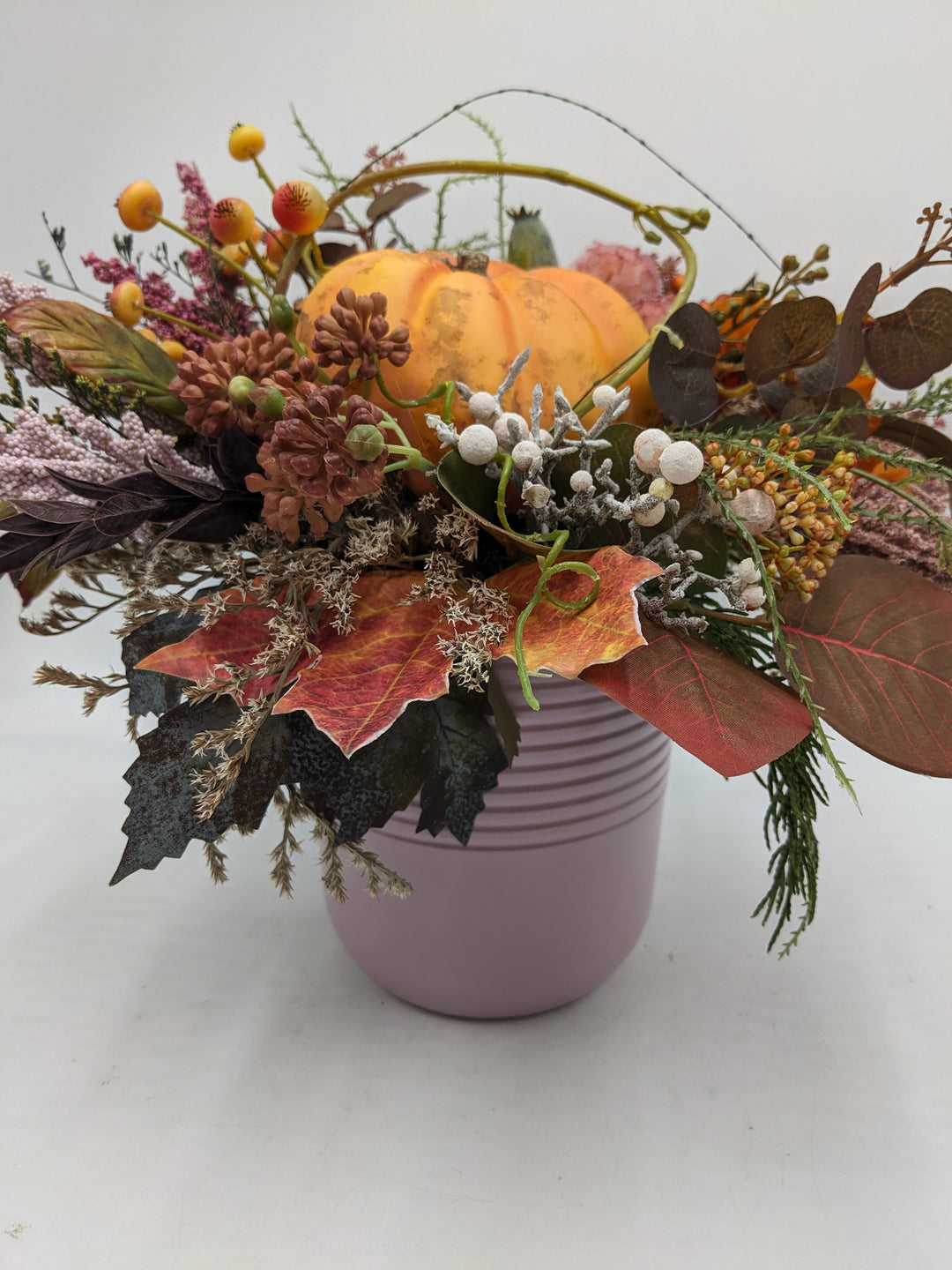 Herbstgesteck Kürbis Beeren Heide orange rosa
