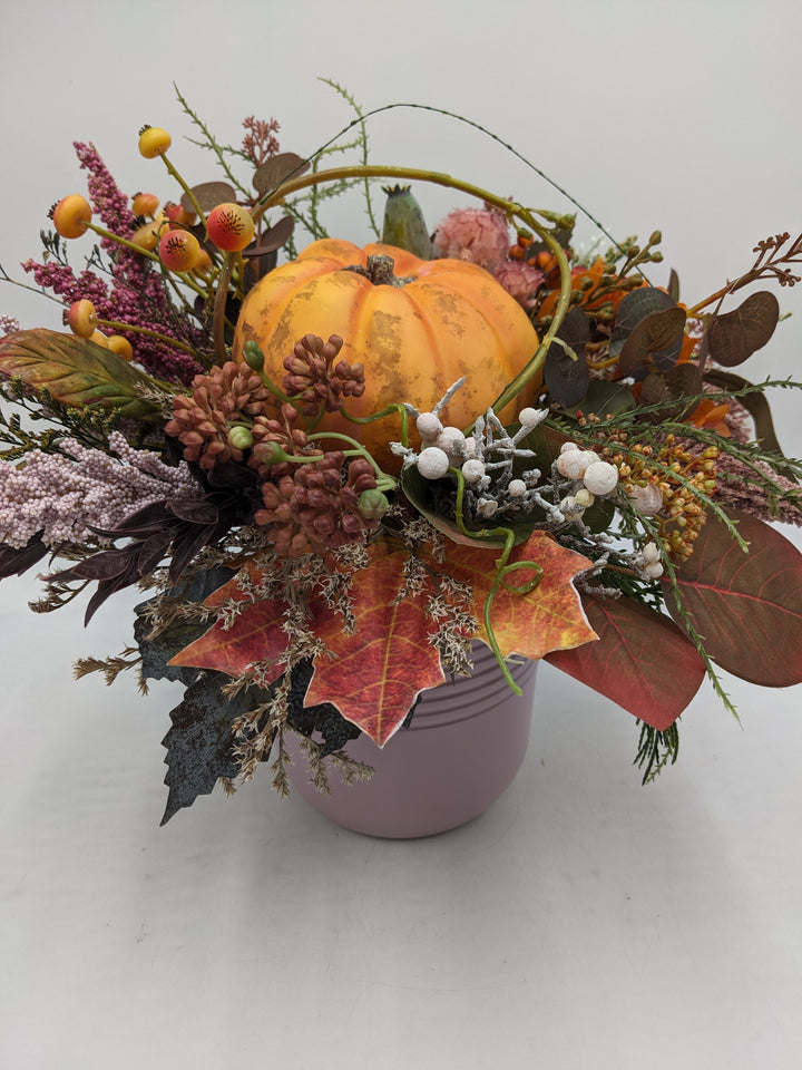 Herbstgesteck Kürbis Beeren Heide orange rosa