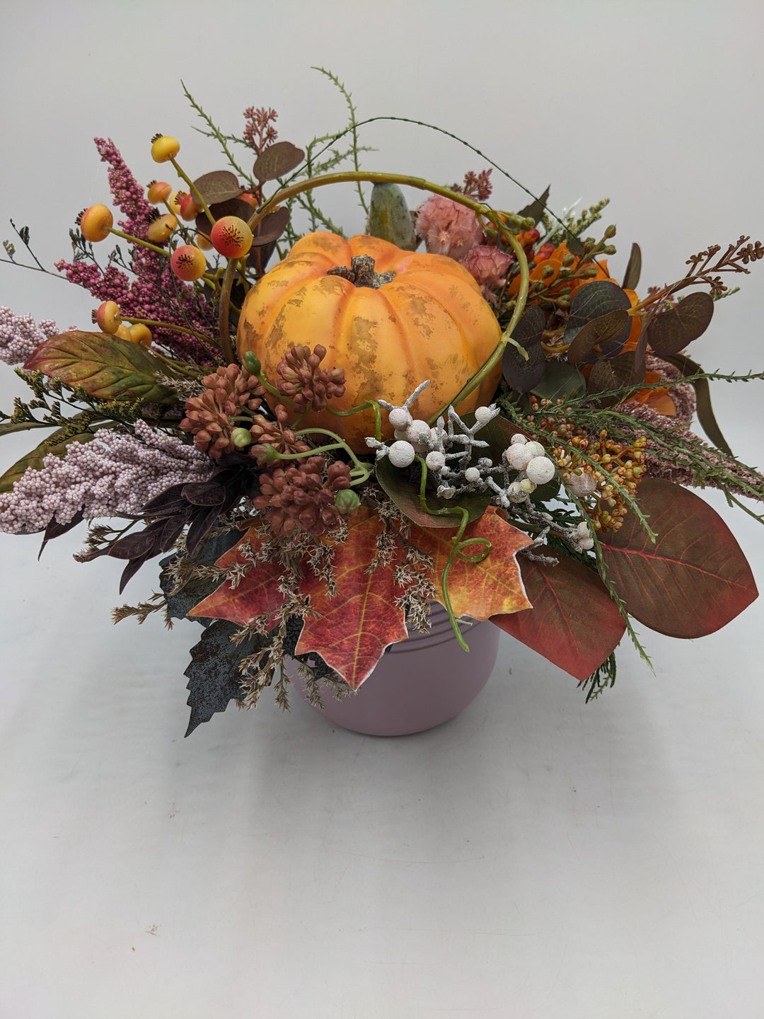 Herbstgesteck Kürbis Beeren Heide orange rosa