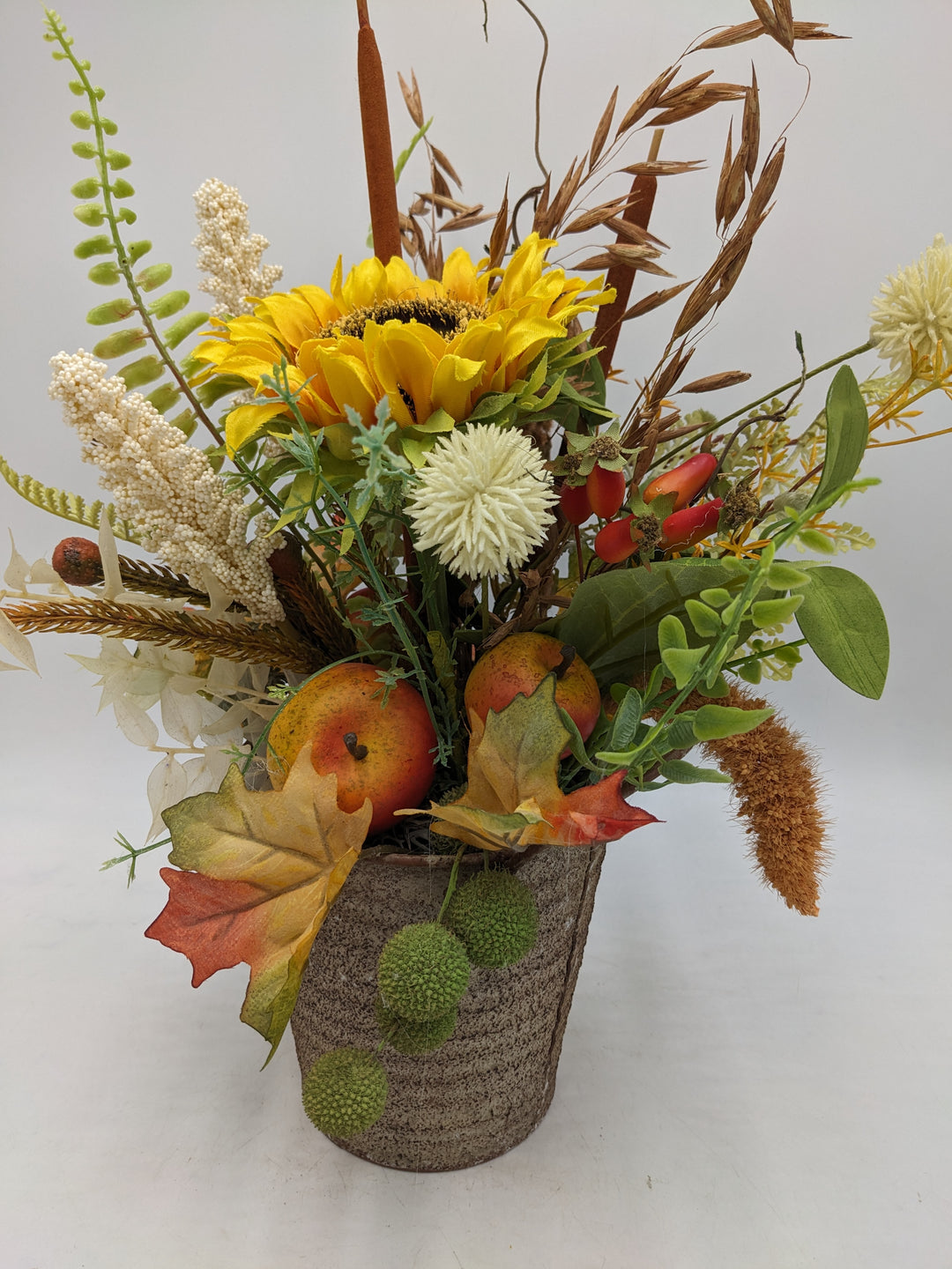 Herbstgesteck Sonnenblume Äpfel Gräser
