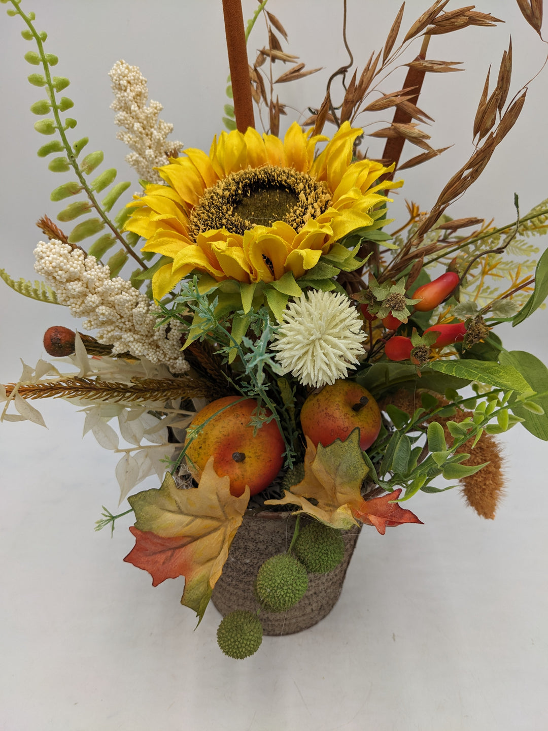 Herbstgesteck Sonnenblume Äpfel Gräser