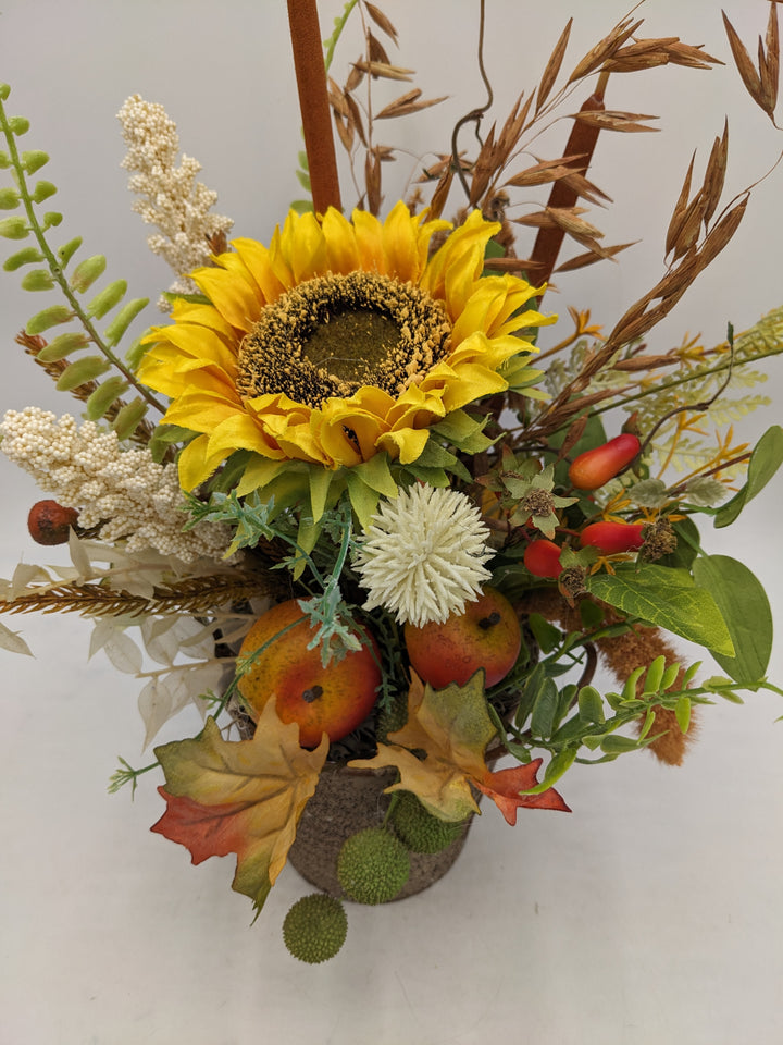 Herbstgesteck Sonnenblume Äpfel Gräser