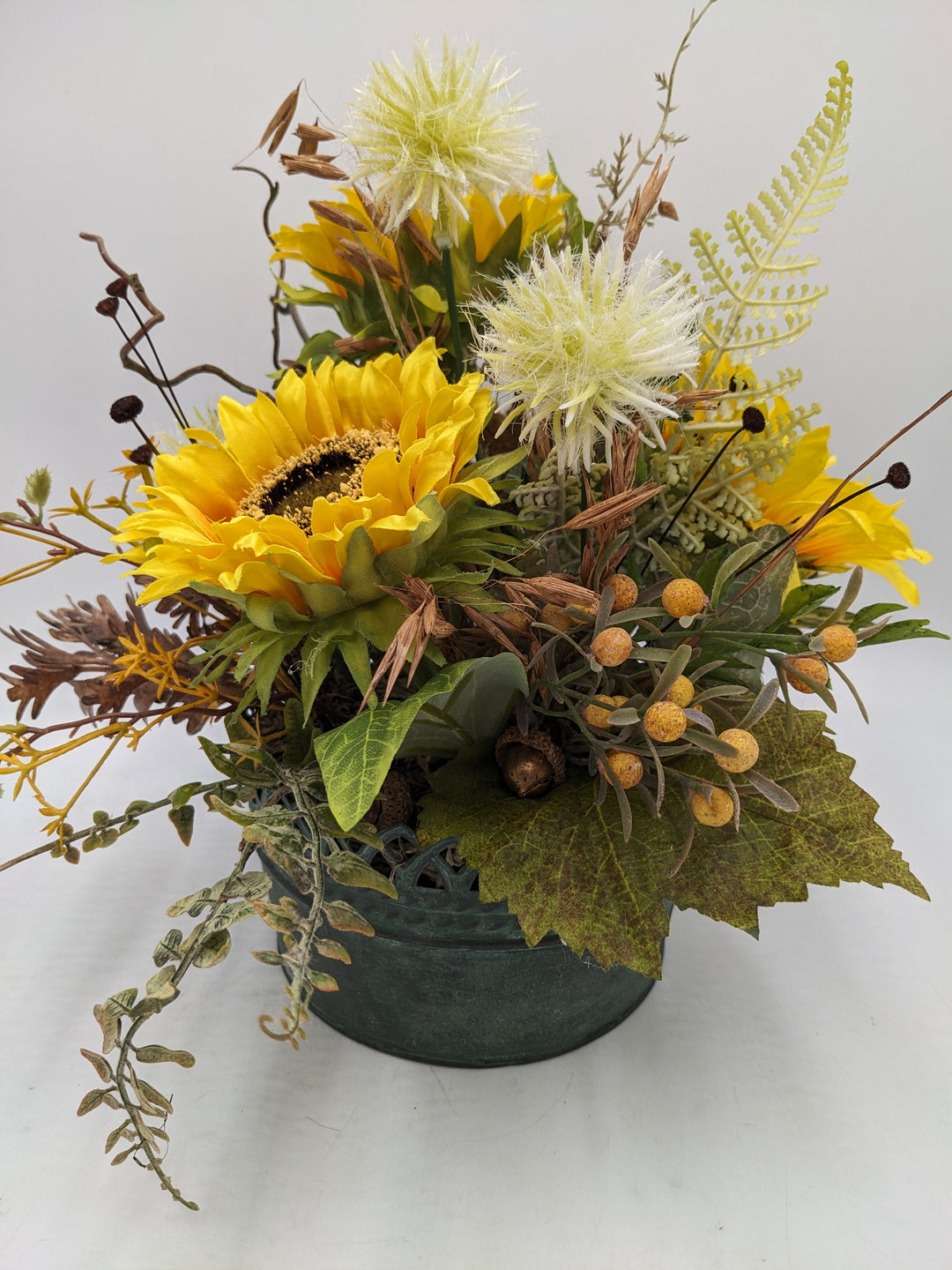 Herbstgesteck Sonnenblumen Gräser Beeren