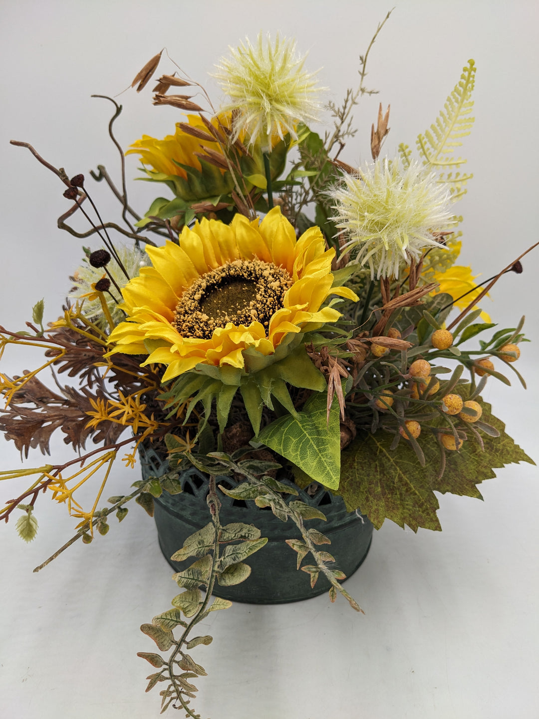 Herbstgesteck Sonnenblumen Gräser Beeren