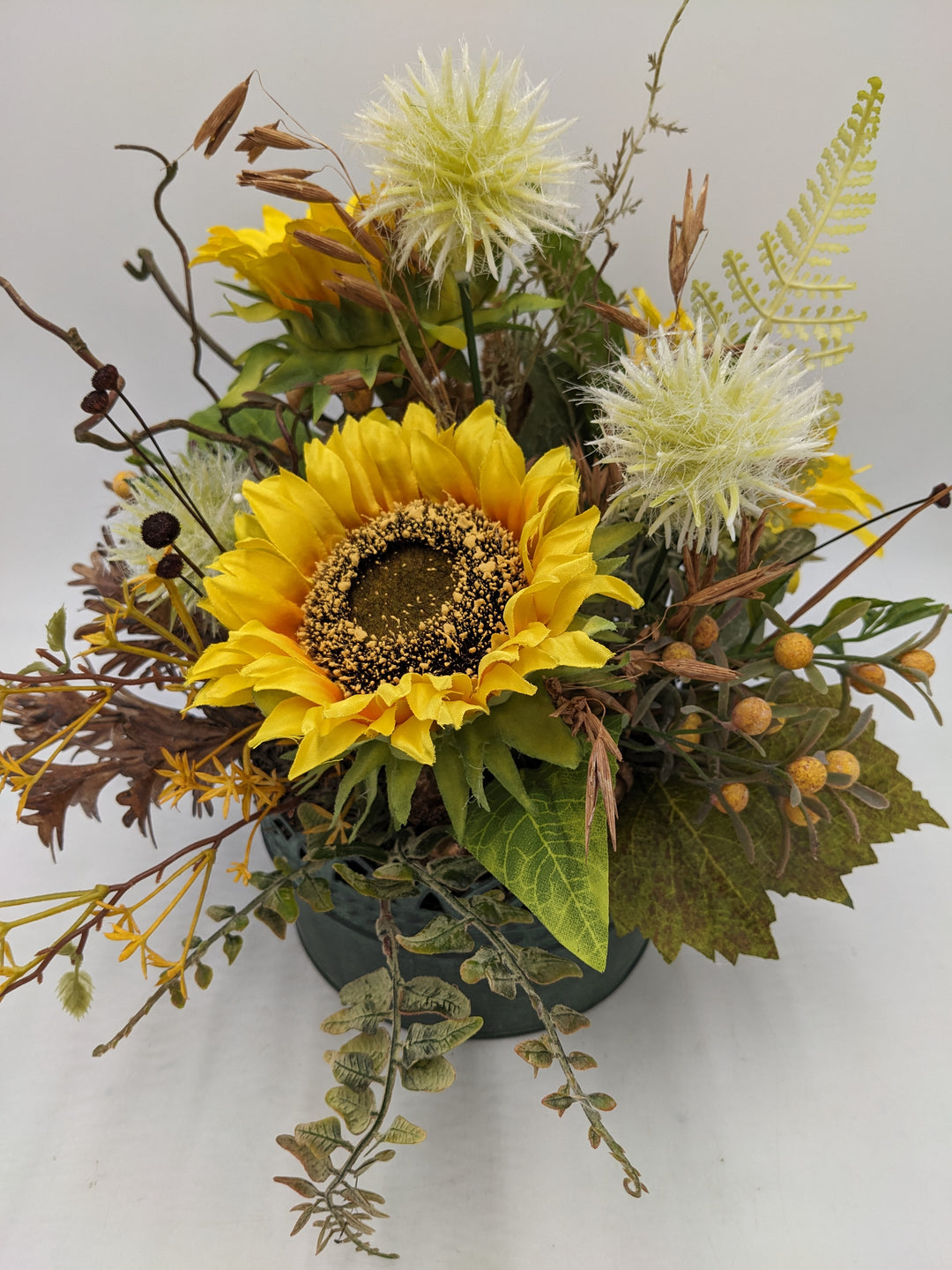 Herbstgesteck Sonnenblumen Gräser Beeren