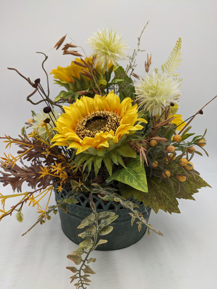 Herbstgesteck Sonnenblumen Gräser Beeren