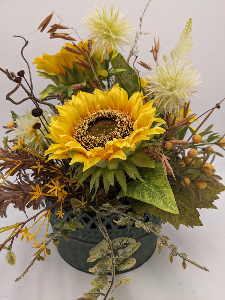 Herbstgesteck Sonnenblumen Gräser Beeren