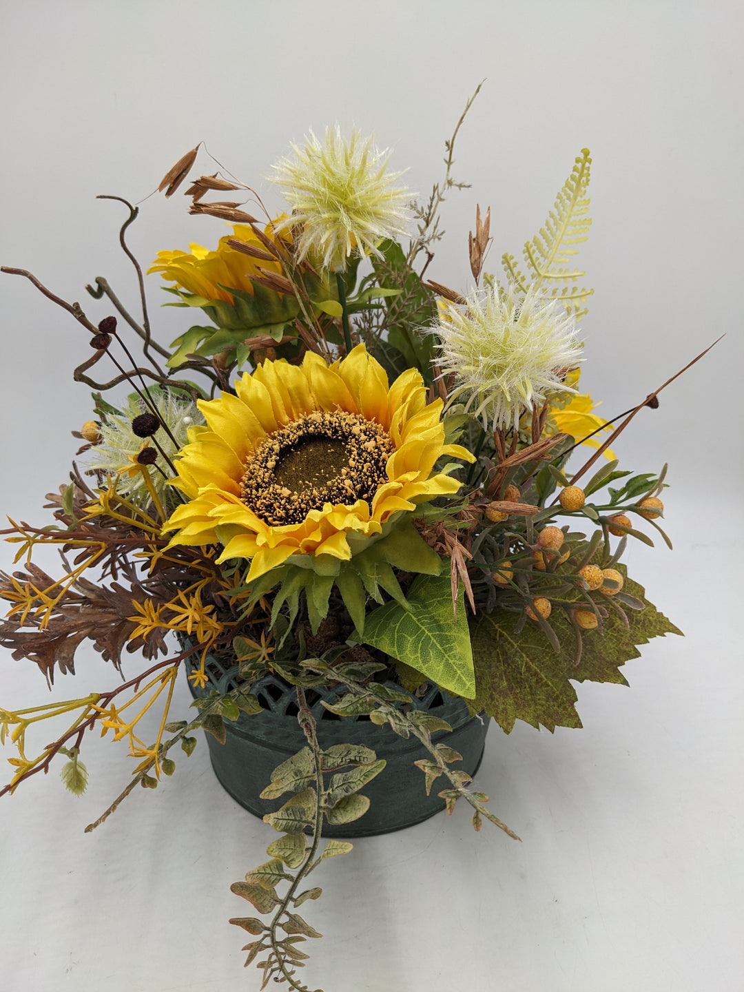 Herbstgesteck Sonnenblumen Gräser Beeren