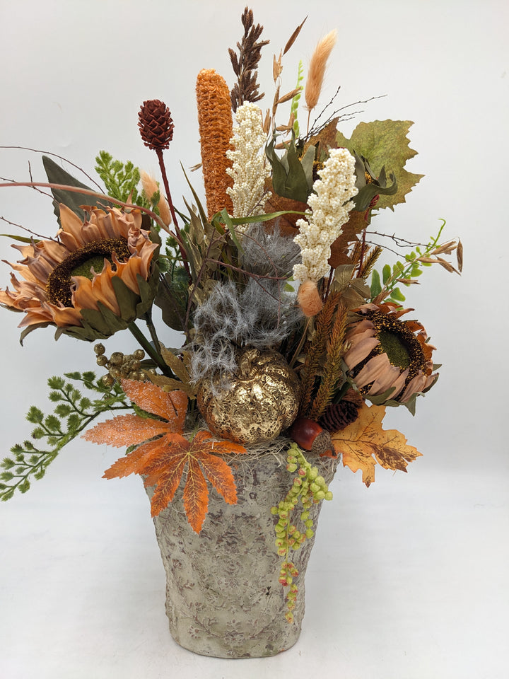 Herbstgesteck Sonnenblumen Kürbis Gräser gold