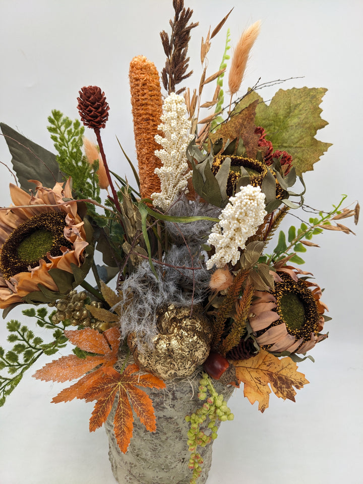 Herbstgesteck Sonnenblumen Kürbis Gräser gold