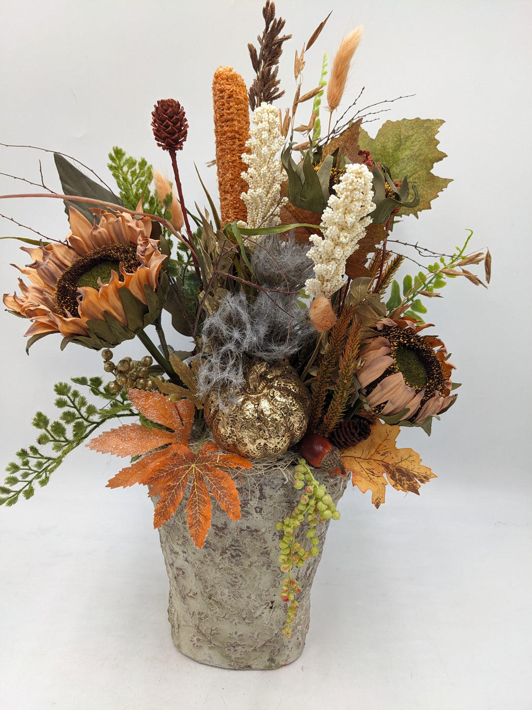 Herbstgesteck Sonnenblumen Kürbis Gräser gold