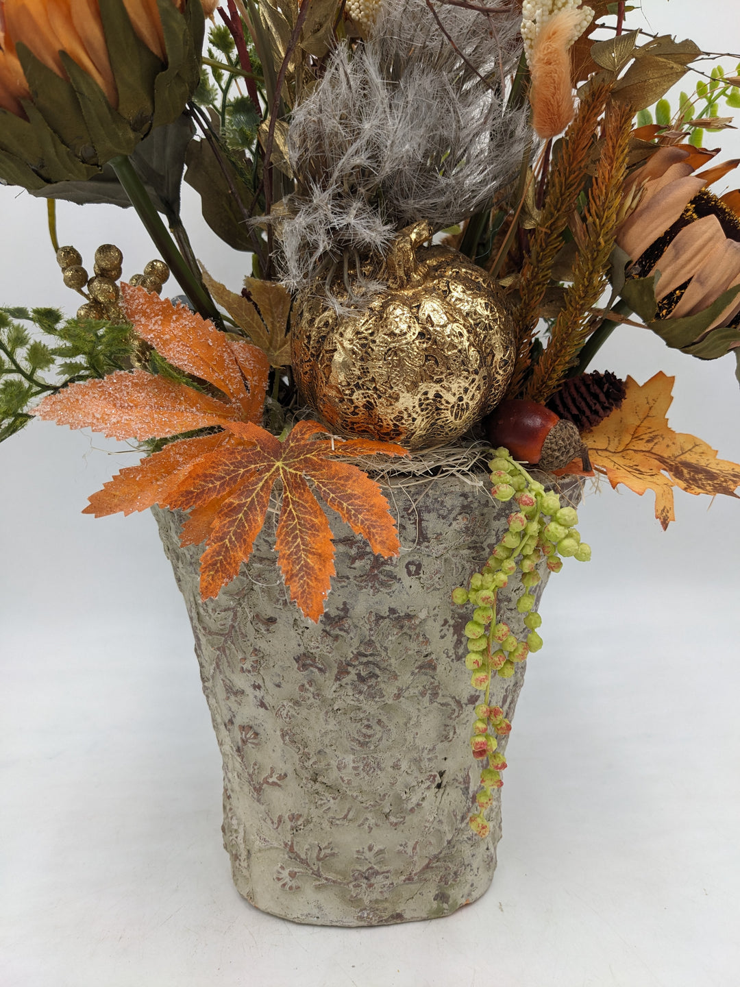 Herbstgesteck Sonnenblumen Kürbis Gräser gold