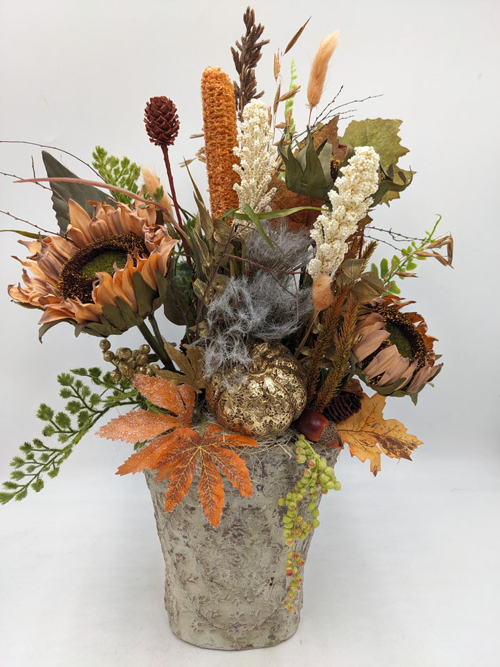 Herbstgesteck Sonnenblumen Kürbis Gräser gold
