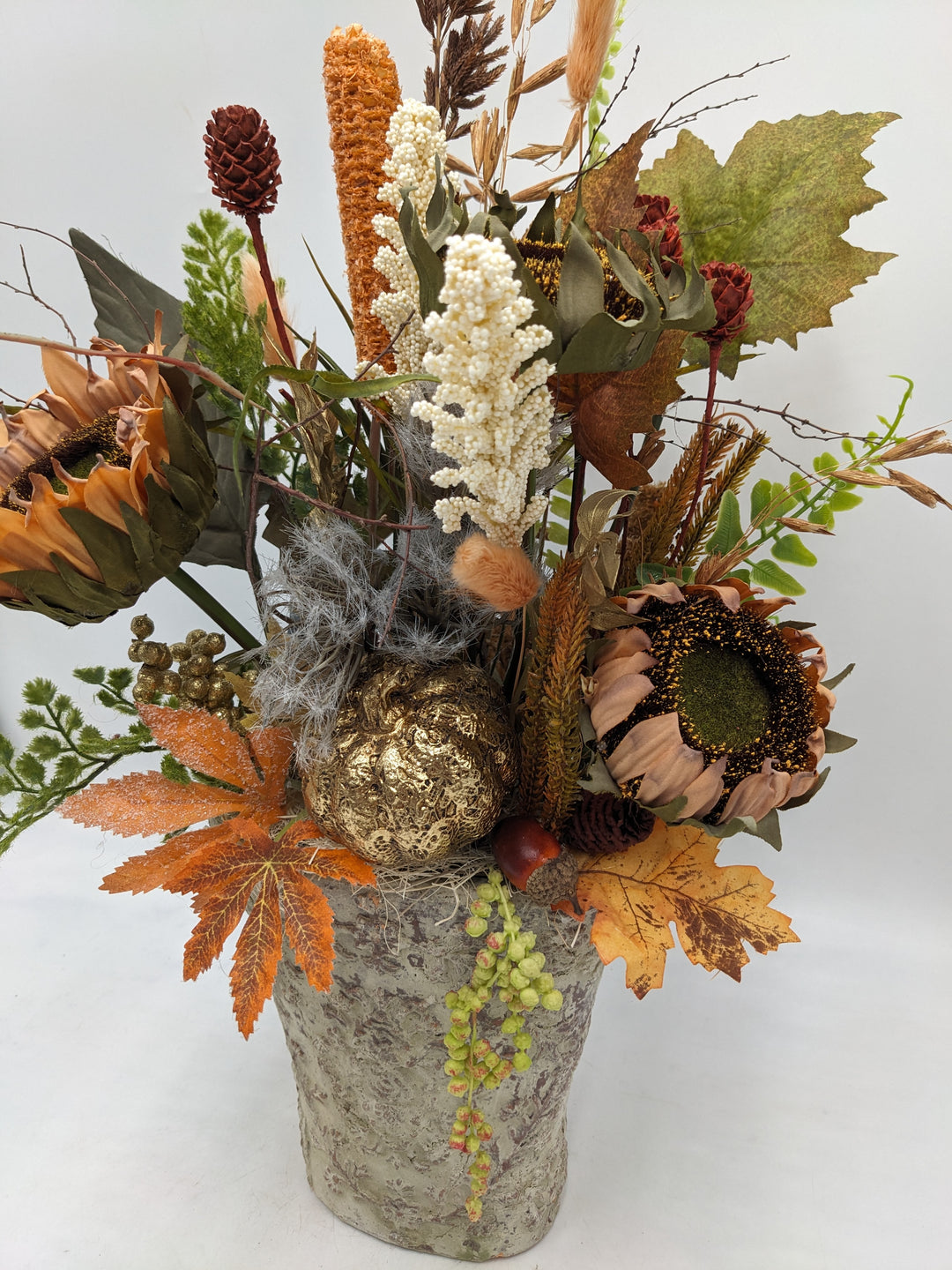 Herbstgesteck Sonnenblumen Kürbis Gräser gold