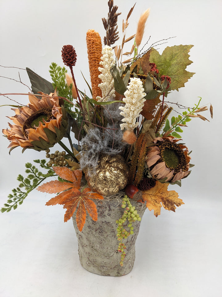 Herbstgesteck Sonnenblumen Kürbis Gräser gold