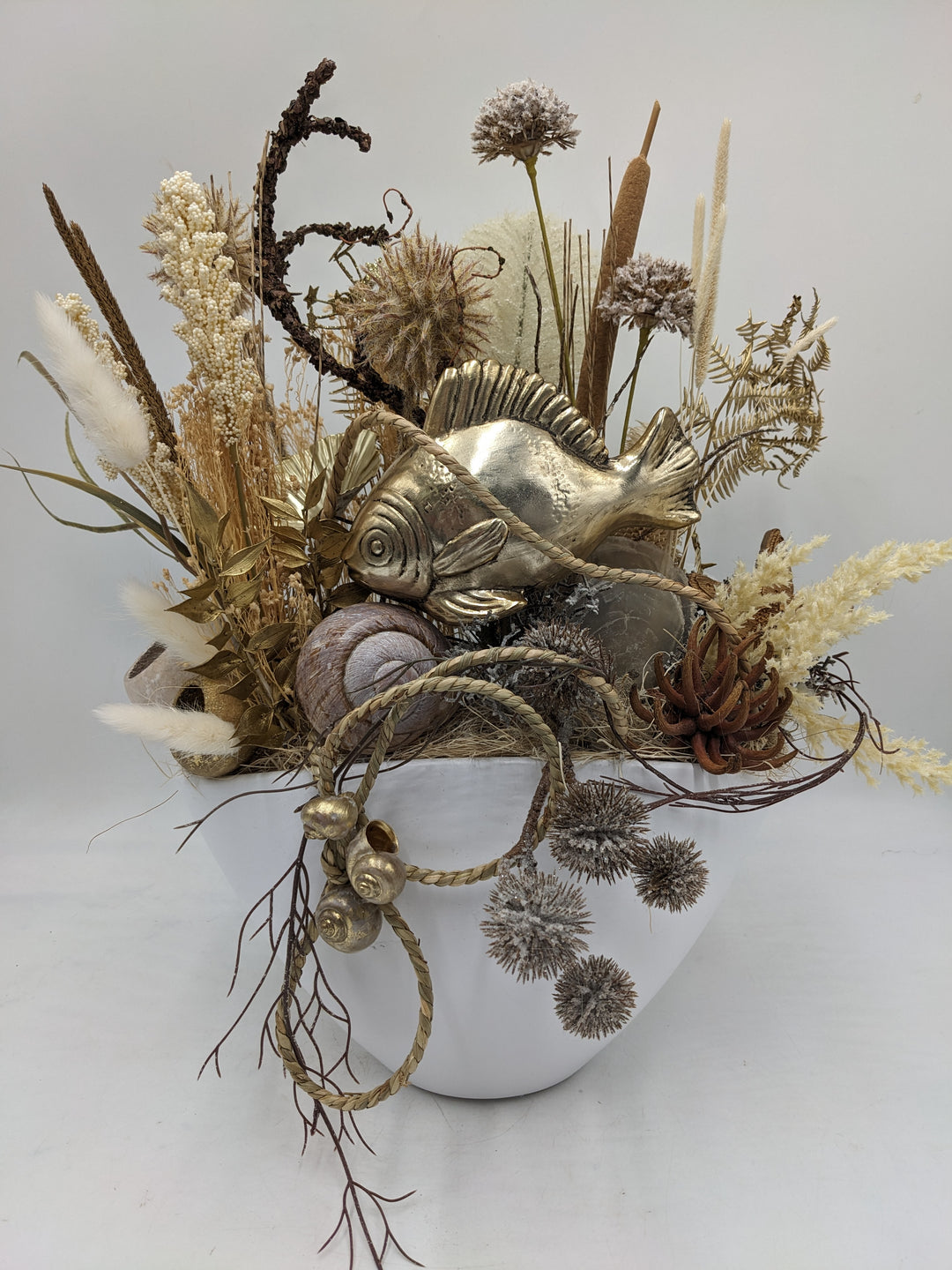 Sommergesteck Fisch Gräser elegant maritim gold