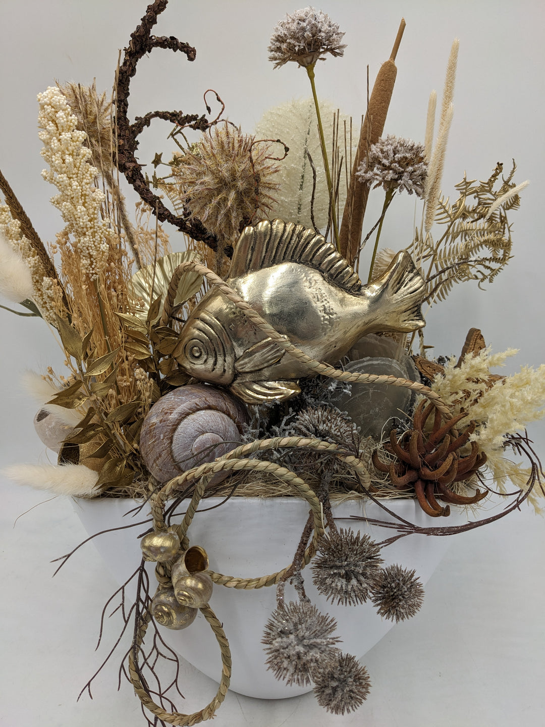 Sommergesteck Fisch Gräser elegant maritim gold