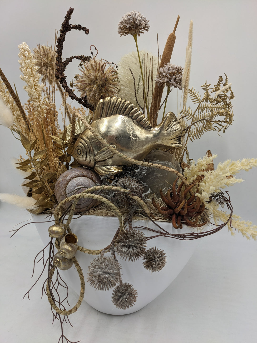 Sommergesteck Fisch Gräser elegant maritim gold