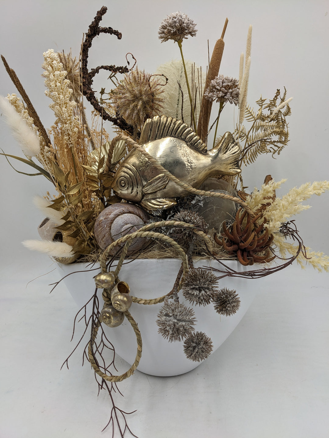 Sommergesteck Fisch Gräser elegant maritim gold