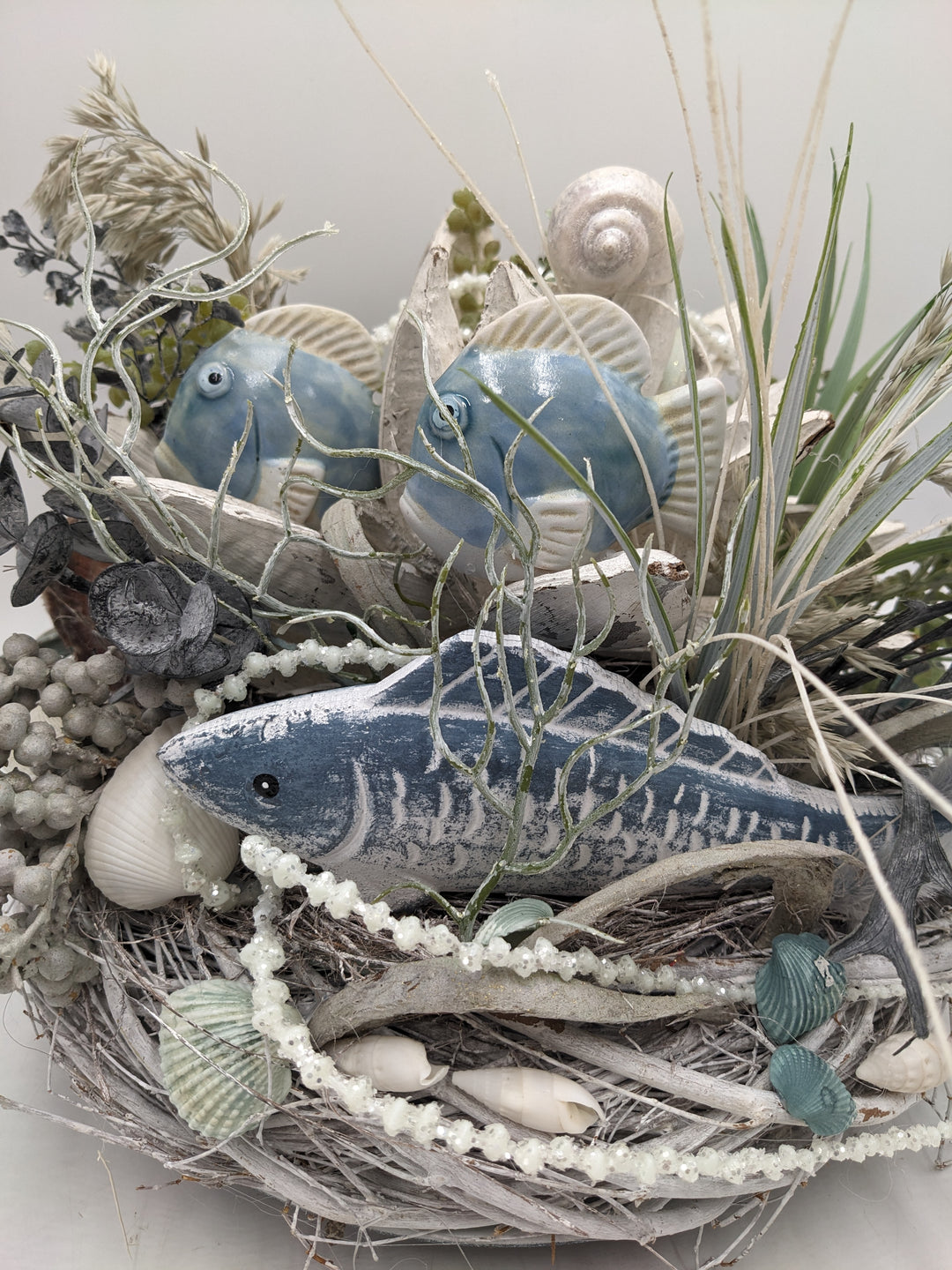 Sommergesteck Fisch Gräser maritim blau