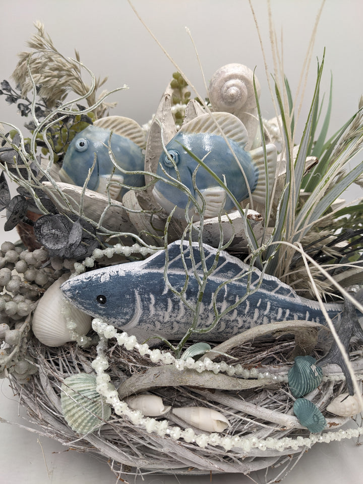 Sommergesteck Fisch Gräser maritim blau
