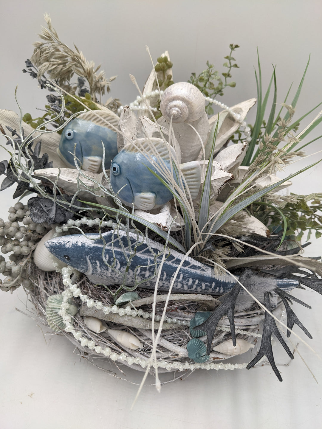 Sommergesteck Fisch Gräser maritim blau