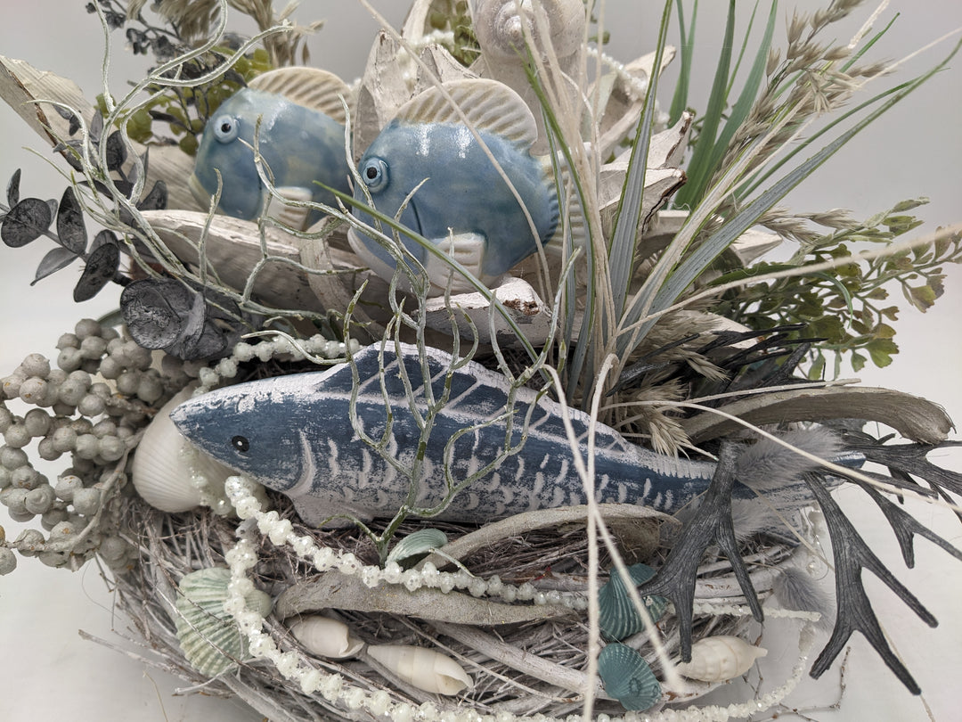 Sommergesteck Fisch Gräser maritim blau