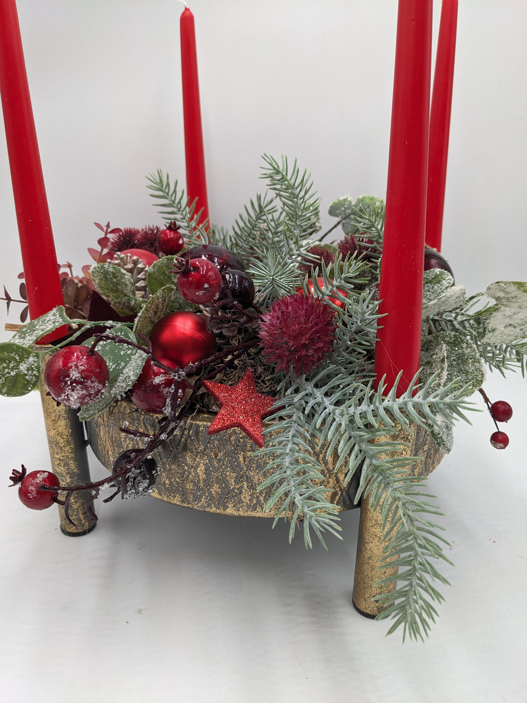 Adventsgesteck Beeren Zapfen rot gold