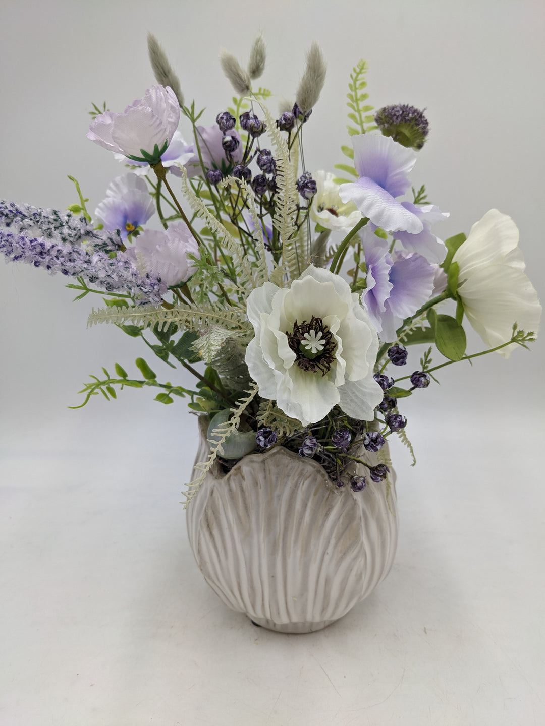 Sommergesteck Flieder Wiesenblumen Mohn