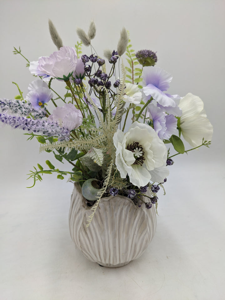 Sommergesteck Flieder Wiesenblumen Mohn