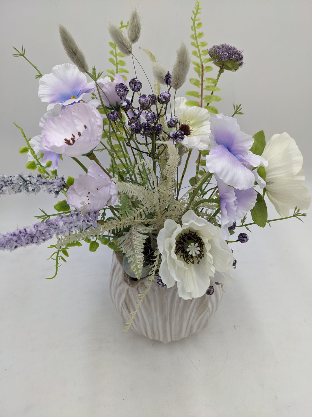 Sommergesteck Flieder Wiesenblumen Mohn