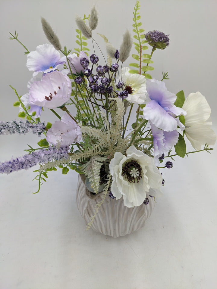 Sommergesteck Flieder Wiesenblumen Mohn