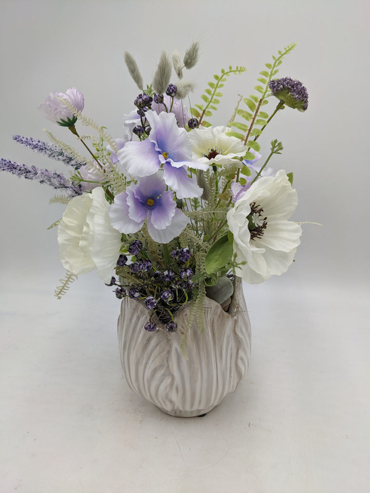 Sommergesteck Flieder Wiesenblumen Mohn