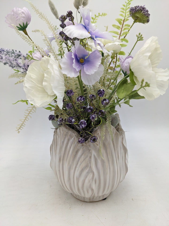 Sommergesteck Flieder Wiesenblumen Mohn