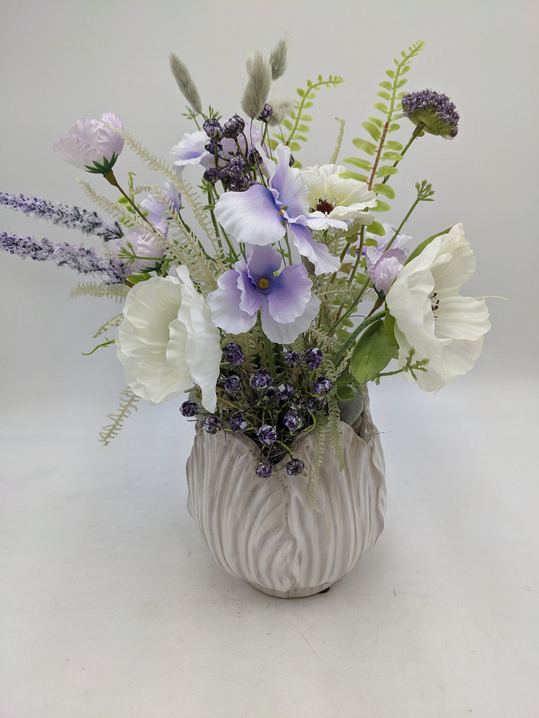 Sommergesteck Flieder Wiesenblumen Mohn