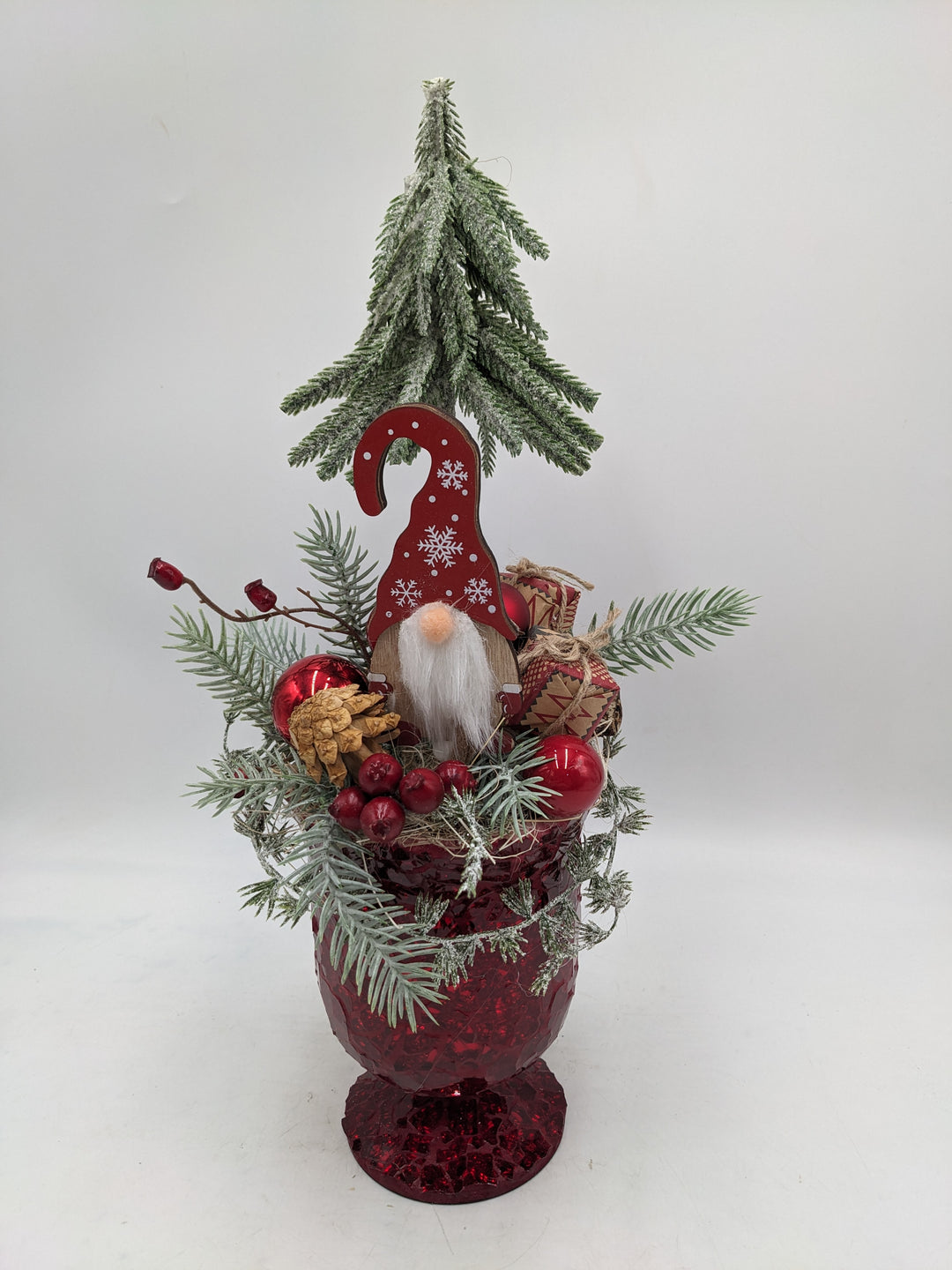Weihnachtsgesteck Baum Wichtel Geschenke rot