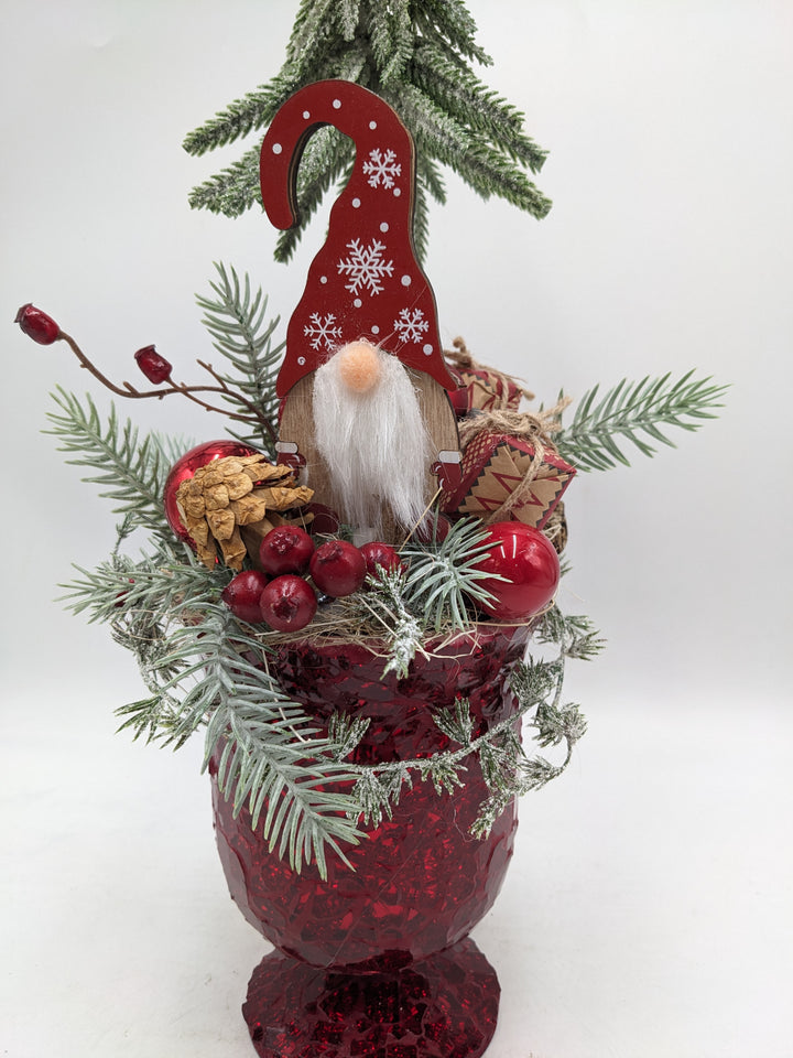 Weihnachtsgesteck Baum Wichtel Geschenke rot
