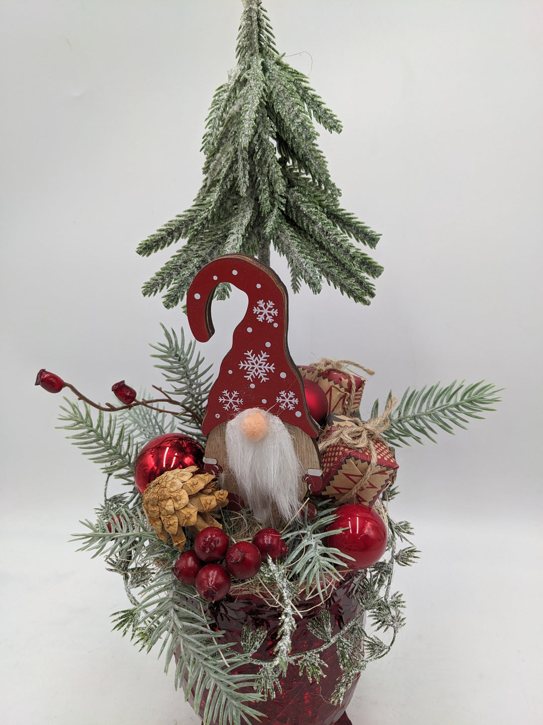 Weihnachtsgesteck Baum Wichtel Geschenke rot