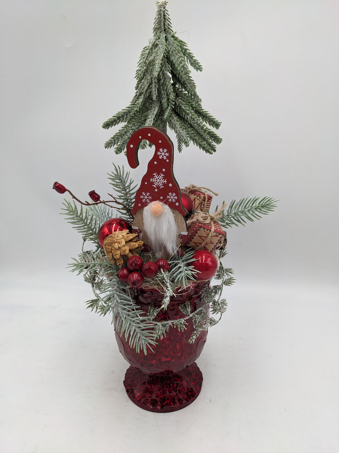 Weihnachtsgesteck Baum Wichtel Geschenke rot
