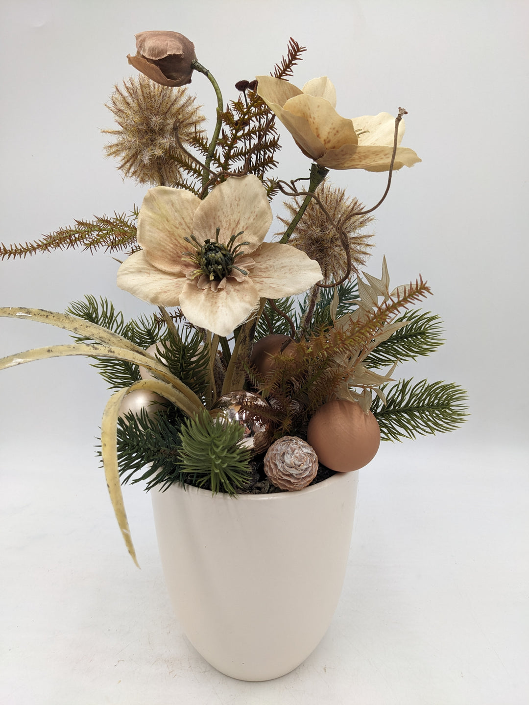 Weihnachtsgesteck Christrose creme braun