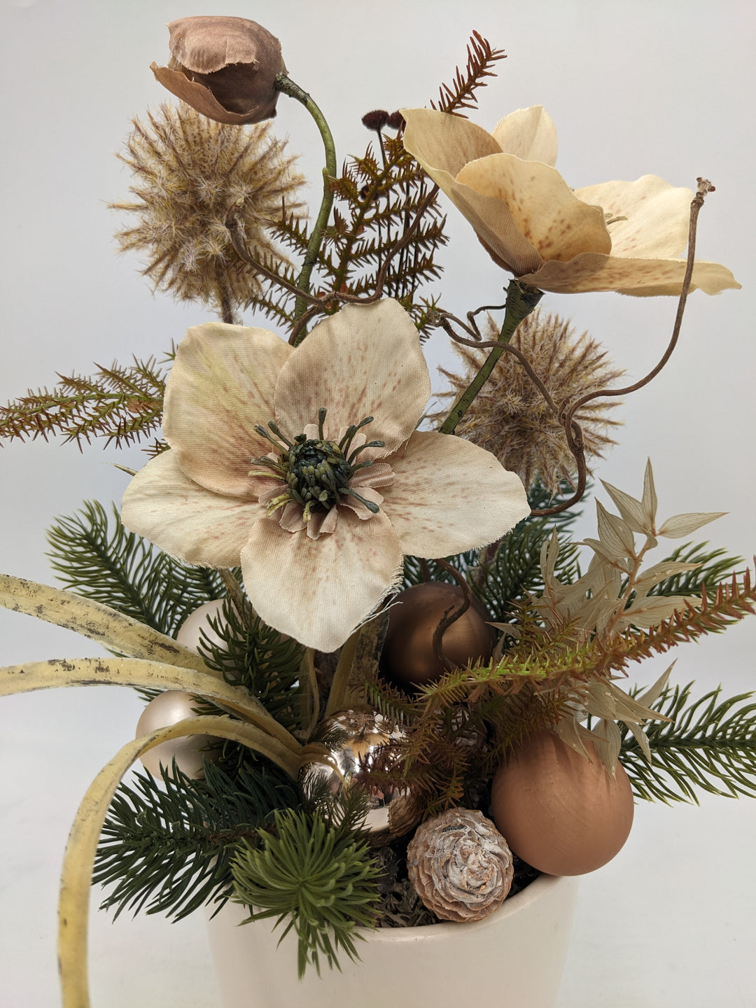 Weihnachtsgesteck Christrose creme braun