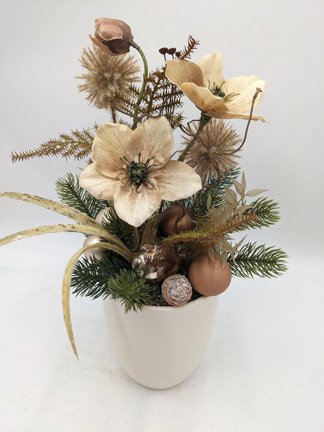Weihnachtsgesteck Christrose creme braun