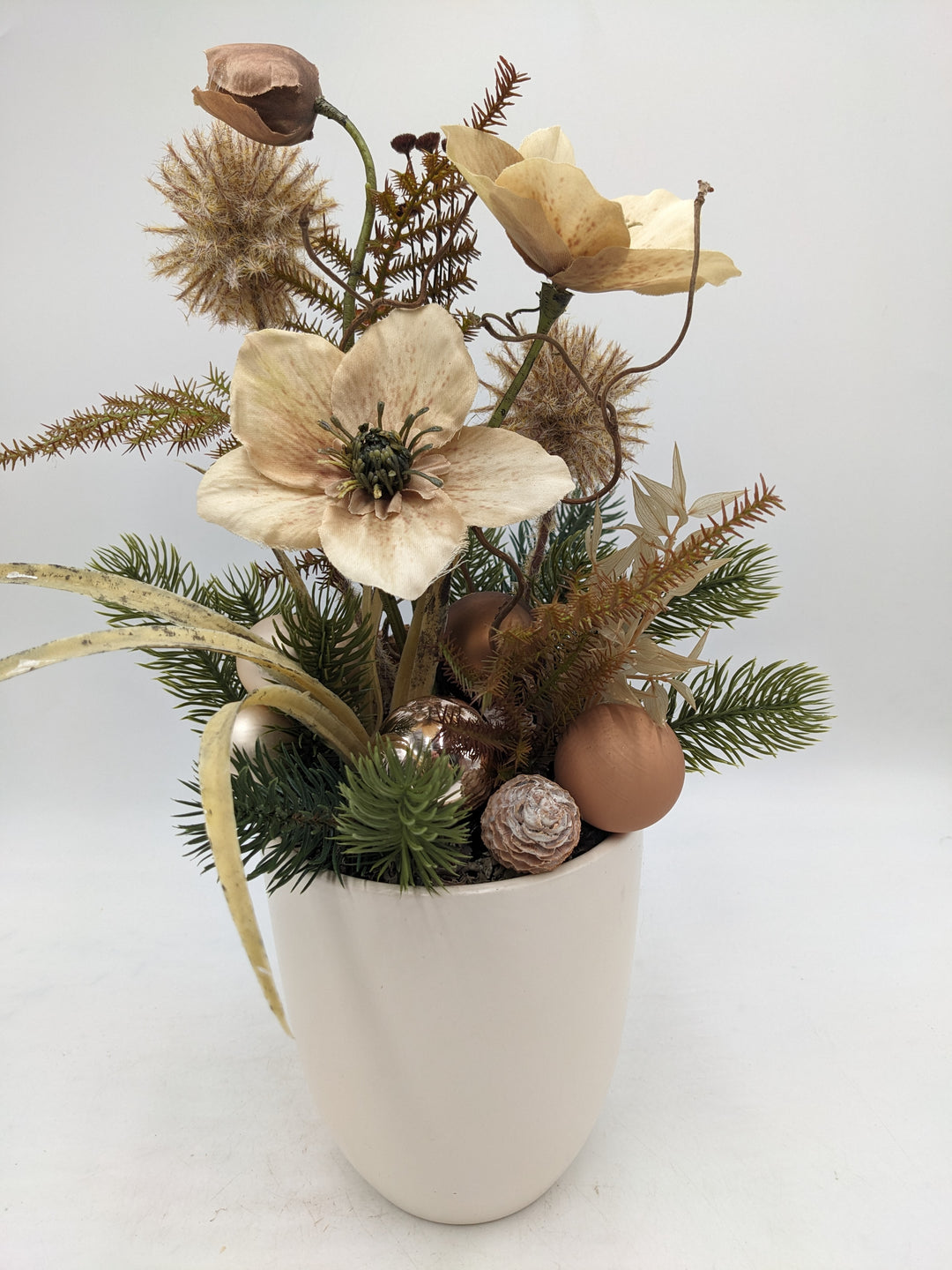 Weihnachtsgesteck Christrose creme braun