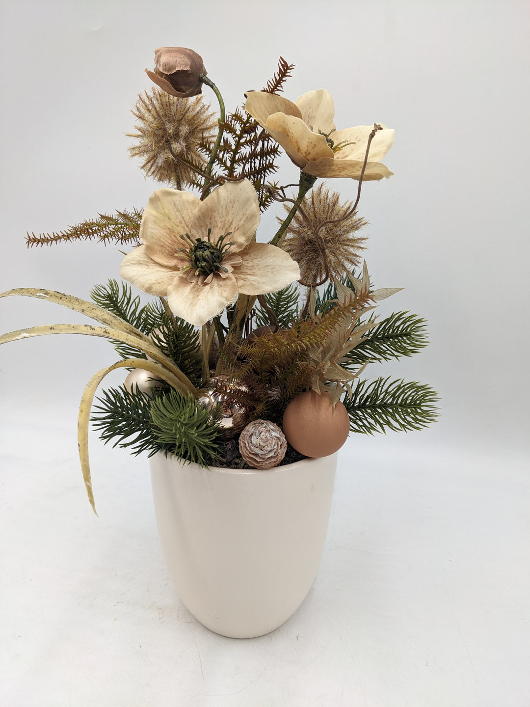 Weihnachtsgesteck Christrose creme braun