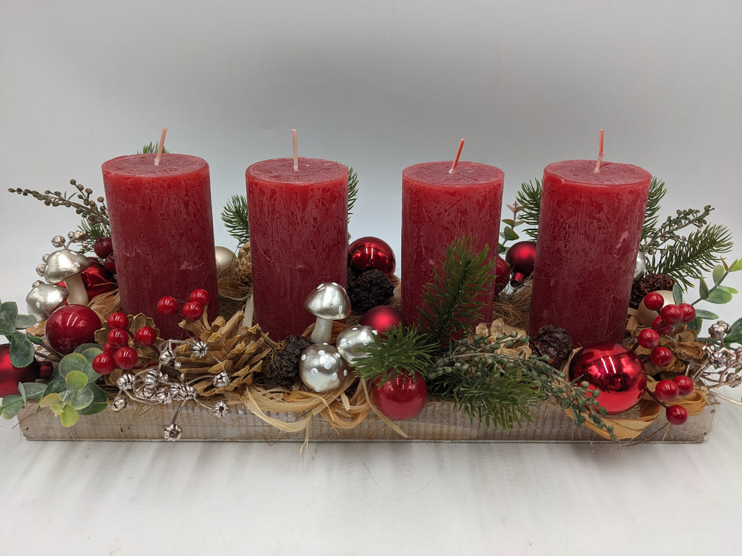 Adventsgesteck Pilze Zapfen Beeren rot