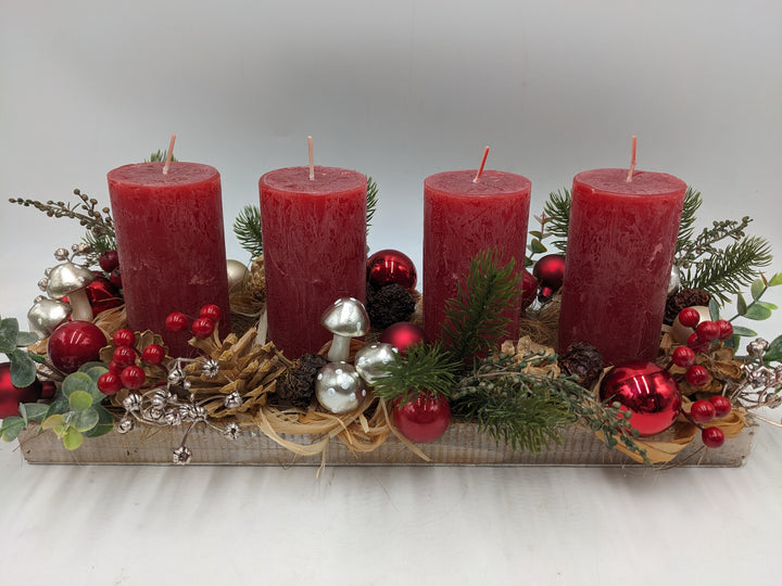 Adventsgesteck Pilze Zapfen Beeren rot