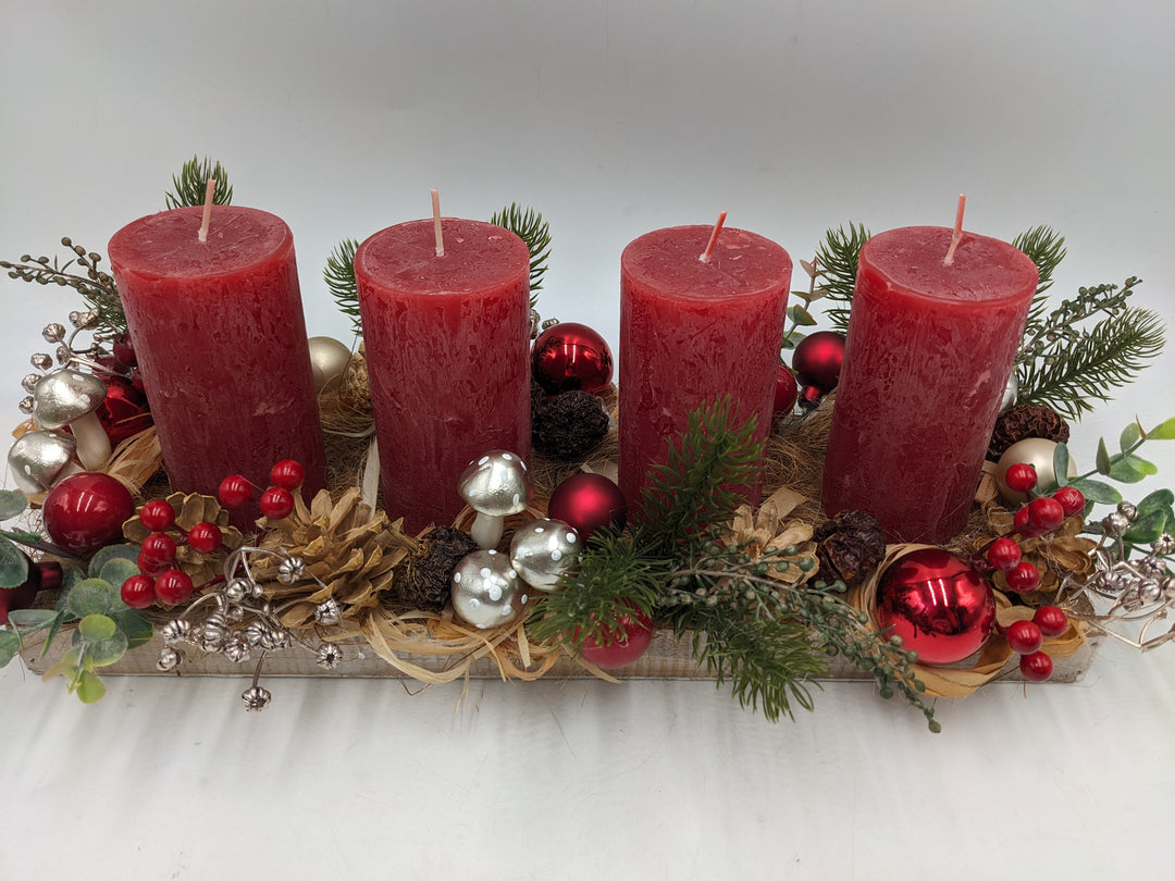 Adventsgesteck Pilze Zapfen Beeren rot
