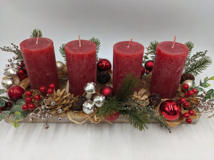 Adventsgesteck Pilze Zapfen Beeren rot